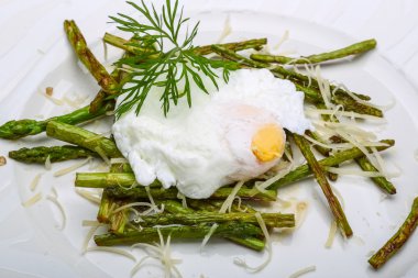 Benedict yumurta kuşkonmaz ile