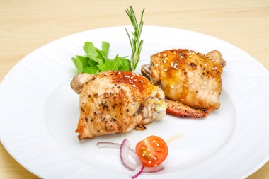 Kızarmış tavuk butları.