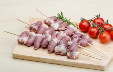 Barbekü için çiğ tavuk Kalpler