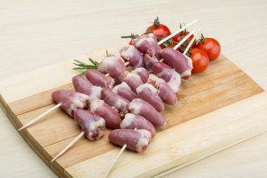 Barbekü için çiğ tavuk Kalpler