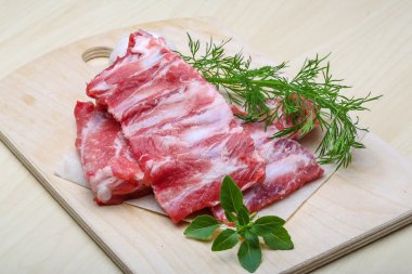 Çiğ domuz kaburgası