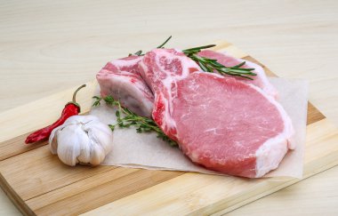 pişmemiş domuz biftek