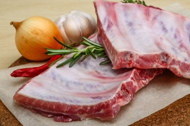 Çiğ domuz kaburgası