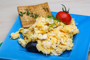 sahanda yumurta domates ile