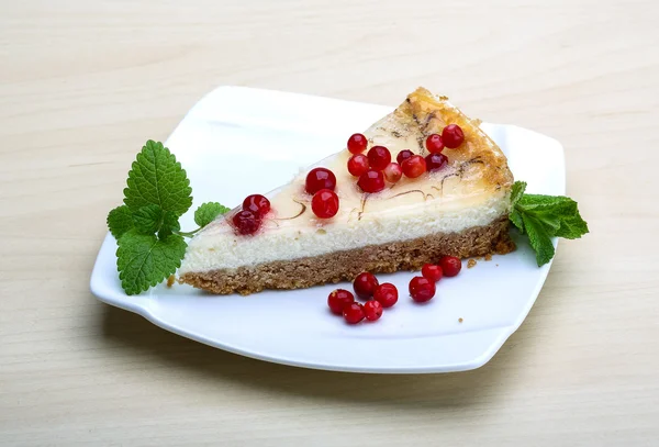 Cheesecake with berries and mint — Stock Photo, Image