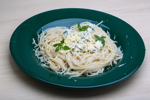 Pasta con formaggio blu e basilico — Foto Stock