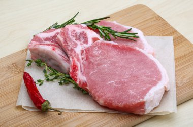 pişmemiş domuz biftek