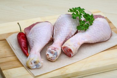 Çiğ tavuk bacağı.