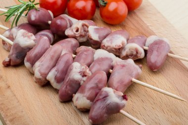 Barbekü için çiğ tavuk Kalpler