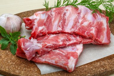 Çiğ domuz kaburgası