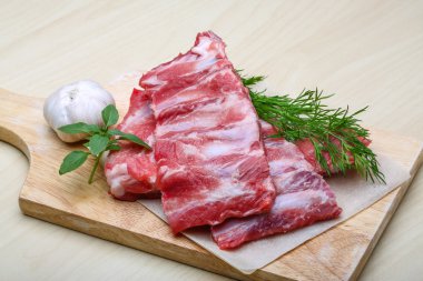 Çiğ domuz kaburgası