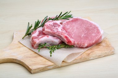 pişmemiş domuz biftek