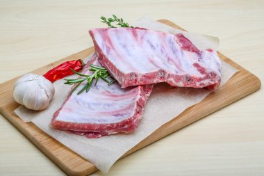 Çiğ domuz kaburgası