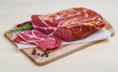 Füme domuz eti ile dereotu