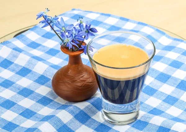 Espresso con fiore primaverile — Foto Stock