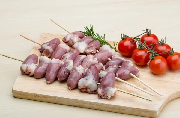 Serca surowego kurczaka na grilla — Zdjęcie stockowe