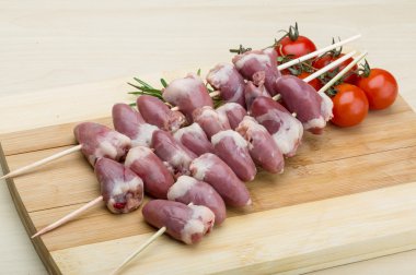 Barbekü için çiğ tavuk Kalpler