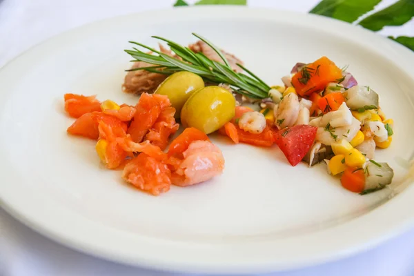 Tuna, salmon dan salad udang — Stok Foto