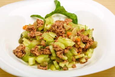 Ton balığı ve kereviz salatası