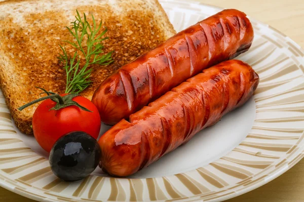 Embutidos a la parrilla con tostadas — Foto de Stock