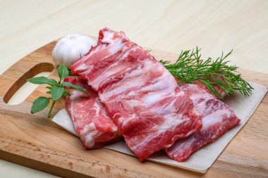 Çiğ domuz kaburgası