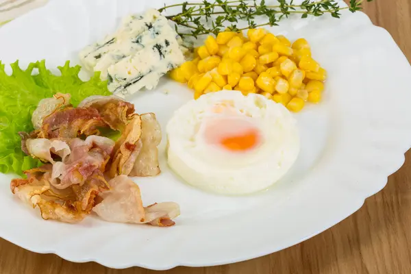 Breakfast with egg and bacon — Stock Photo, Image