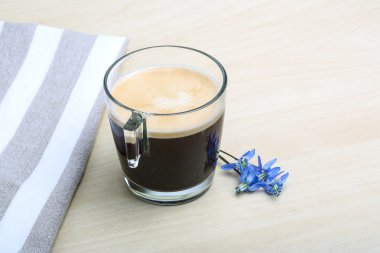 Espresso ile bahar çiçek