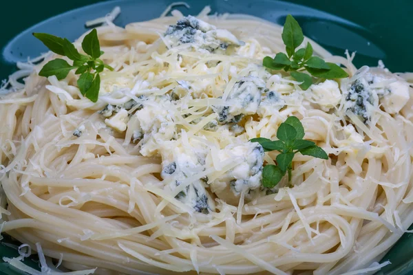 Pasta con queso azul y albahaca — Foto de Stock
