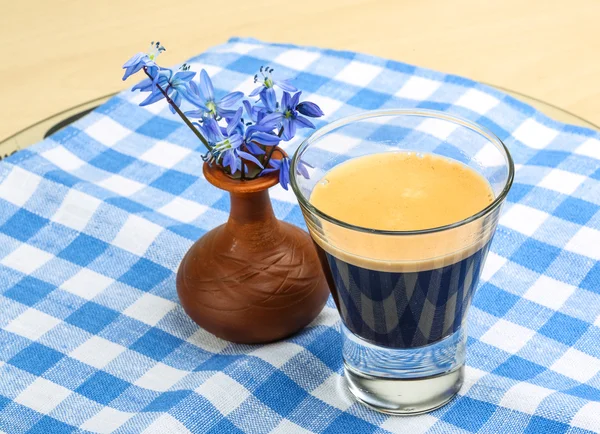 Espresso mit Frühlingsblume — Stockfoto