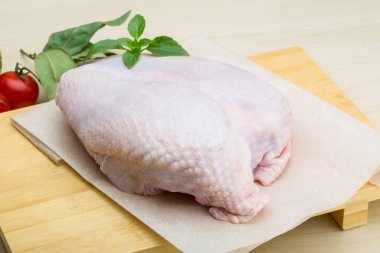 Çiğ tavuk göğsü.