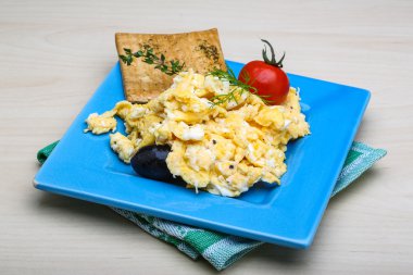 sahanda yumurta domates ile