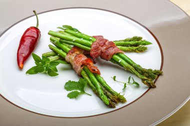 Izgara kuşkonmaz pastırma ile