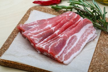 Rosemary ile dilimlenmiş domuz pastırması