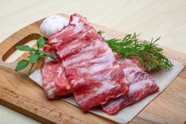 Çiğ domuz kaburgası