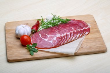 Otlar ile dilimlenmiş jambon