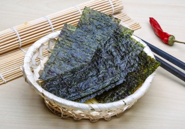 Nori yaprak sopa ile