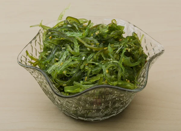 Салат из чуки с кунжутом — стоковое фото