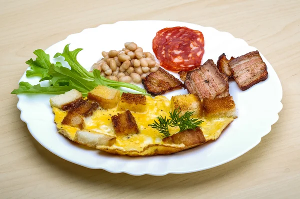 Frukost med ägg, bacon och bönor — Stockfoto