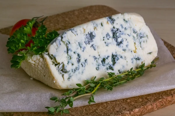 Mavi peynir kekik ile — Stok fotoğraf