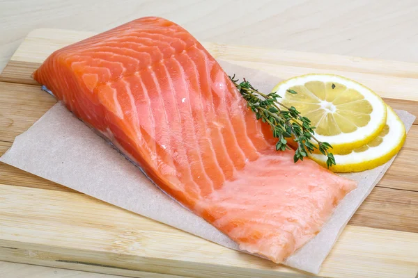 Gesalzener Lachs auf dem Holz-Hintergrund — Stockfoto