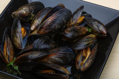 Haşlanmış midye otlar ile