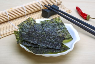 Nori yaprak sopa ile