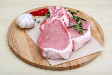 Beyaz tabak biftekpişmemiş domuz biftek