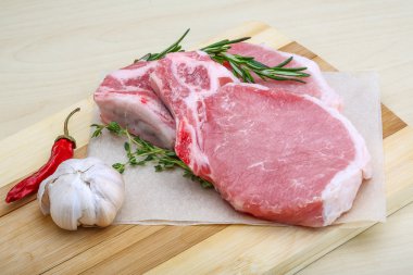 Beyaz tabak biftekpişmemiş domuz biftek