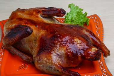 Kızarmış ördek salatası ile