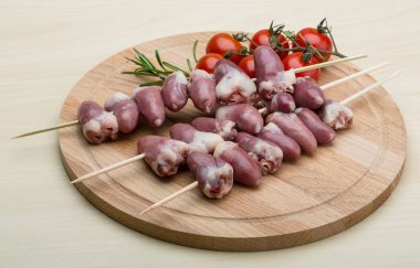 Barbekü için çiğ tavuk Kalpler