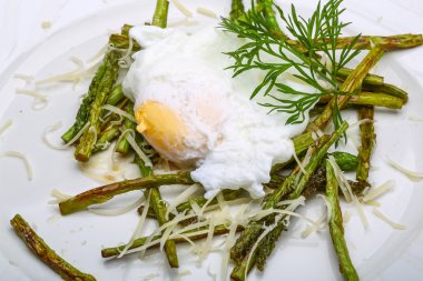 Benedict yumurta kuşkonmaz ile