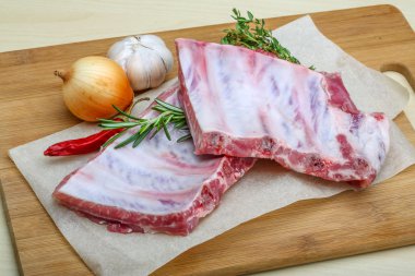 Çiğ domuz kaburgası