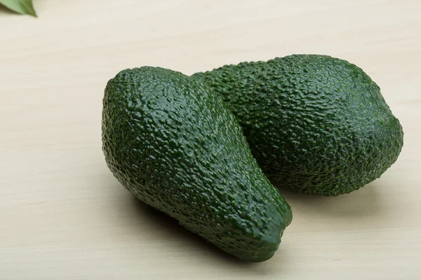 Färska mogna gröna avokado — Stockfoto