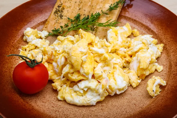 Huevos revueltos con tomate — Foto de Stock